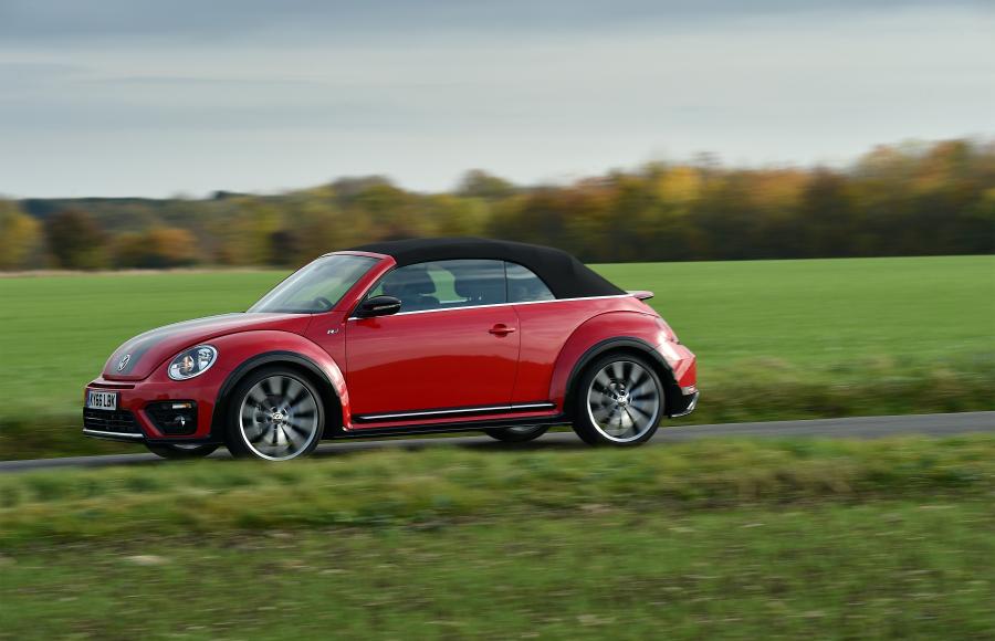  Volkswagen Beetle Cabriolet R-Line 2016 года  (UK) (фото 24 из 32)